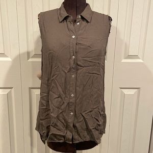 New olive green, high-low, button up tank. Size M